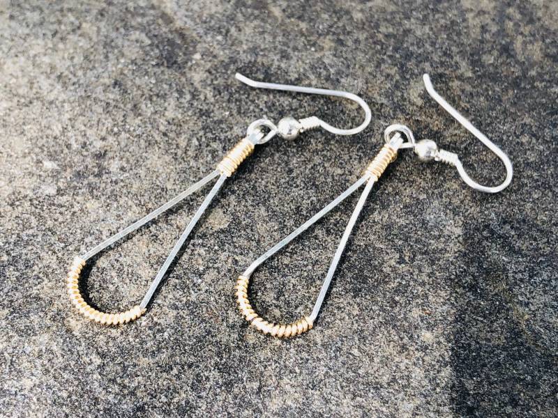 Mini Tropfen Ohrringe Mit Tropfendraht Umwickelt von RyanEure