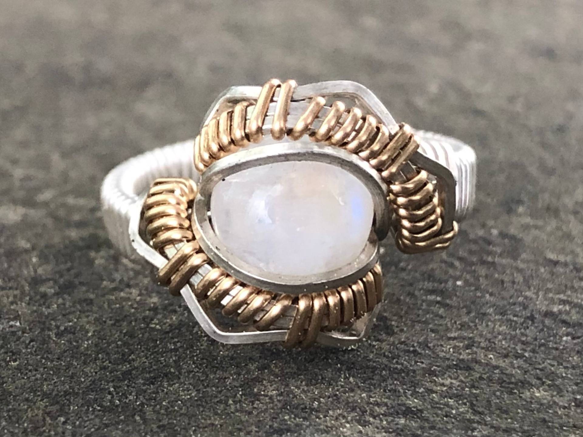 Regenbogen Mondstein Energie Design Wire Wrapped Ring Argentium Silber Draht Gewickelt Schmuck von RyanEure