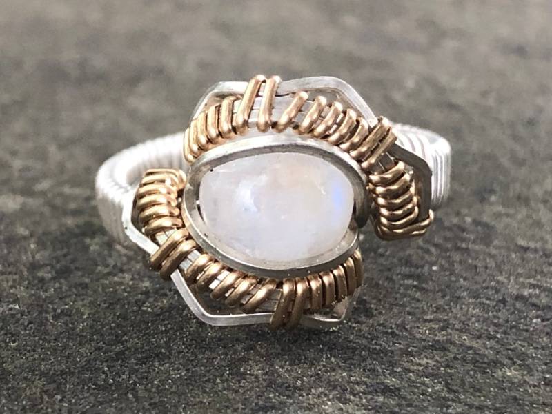 Regenbogen Mondstein Energie Design Wire Wrapped Ring Argentium Silber Draht Gewickelt Schmuck von RyanEure