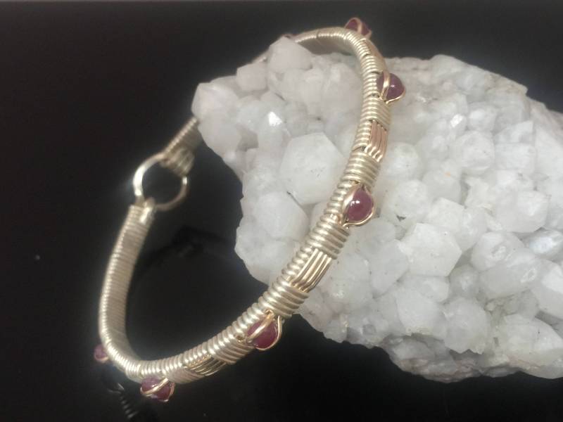Rubin Armreif Argentium Silber Und 14 Karat Gelbgold Filled Webdraht Wickelschmuck Von Ryan Eure Designs von RyanEure
