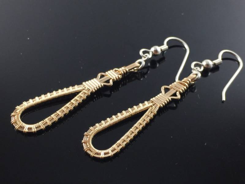 Zierliche Pulse Teardrop Gold Draht Gewickelte Ohrringe 14 Karat Gelbgold Gefüllte von RyanEure