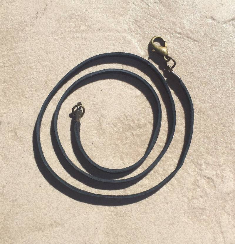 20 "Oder 18 16" Schwarze Hirschleder Halskette Mit Bronze-Verschluss 20 "Oder 18 16" Schwarze Hirschleder Halskette Mit Bronze-Verschluss von RyanJesseeglass