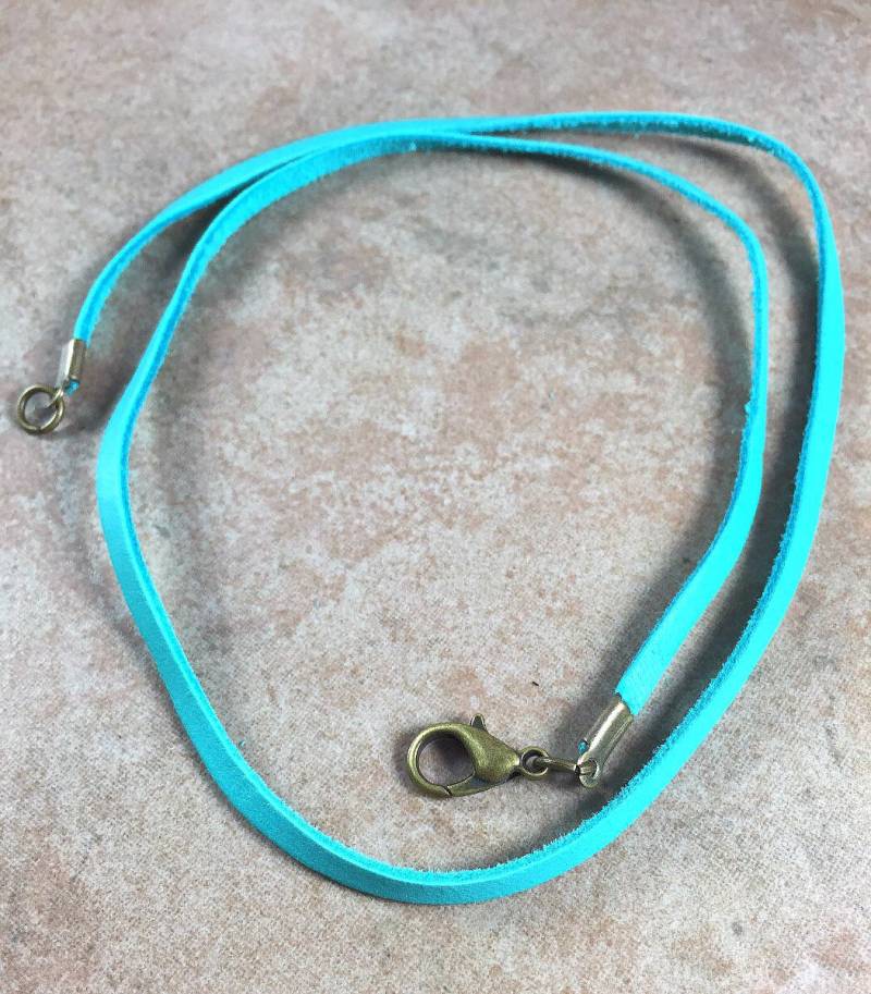 20 "Oder 18 Oder 16" Aqua Deerskin Leder Halskette Mit Bronze-Verschluss 20 "Oder 18 Oder 16" Aqua Deerskin Leder Halskette Mit Bronze-Verschluss von RyanJesseeglass