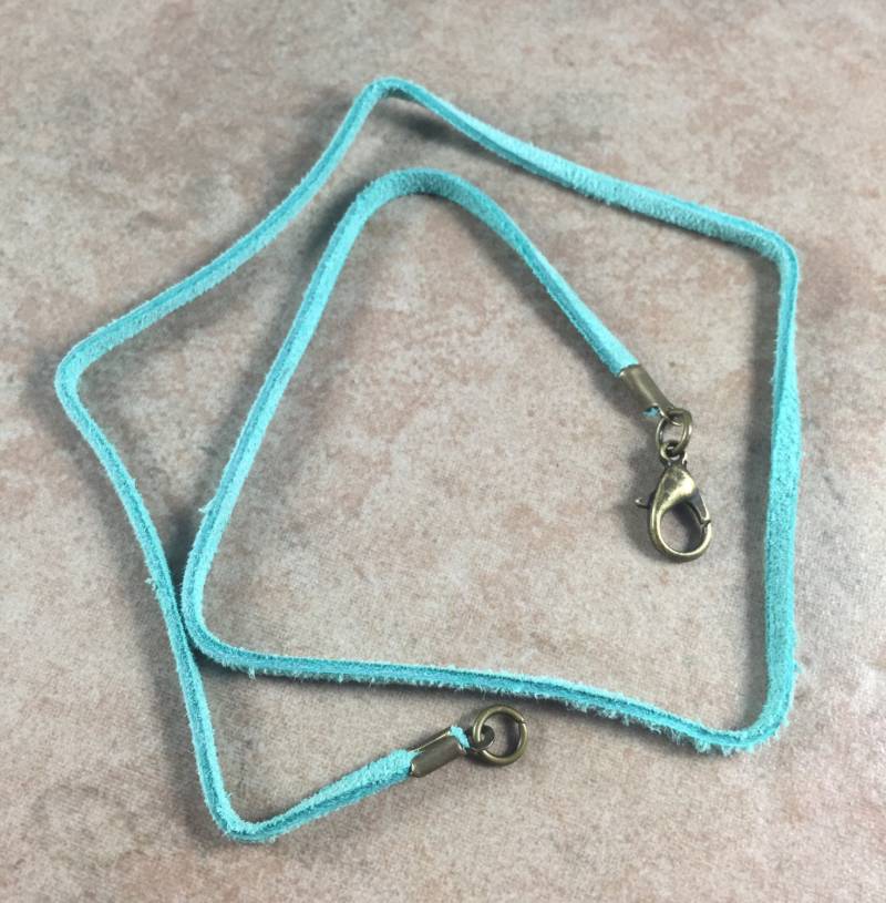 20 "Oder 18" Oder 16" Aqua Suede Lederhalskette Mit Bronze Verschluss 20 "Oder 18" Oder 16" Aqua Suede Lederhalskette Mit Bronze Verschluss von RyanJesseeglass