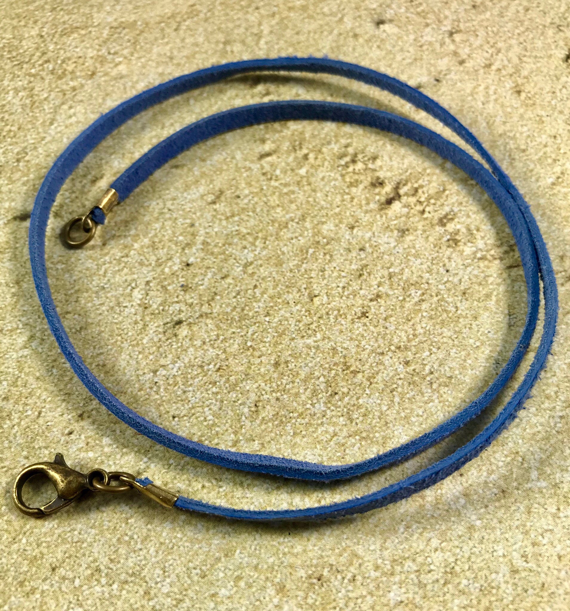 50 cm Oder 18 40 Himmelblaue Wildleder-Halskette Mit Bronze-Verschluss 50 cm Oder 18 40 Himmelblaue Wildleder-Halskette Mit Bronze-Verschluss von RyanJesseeglass