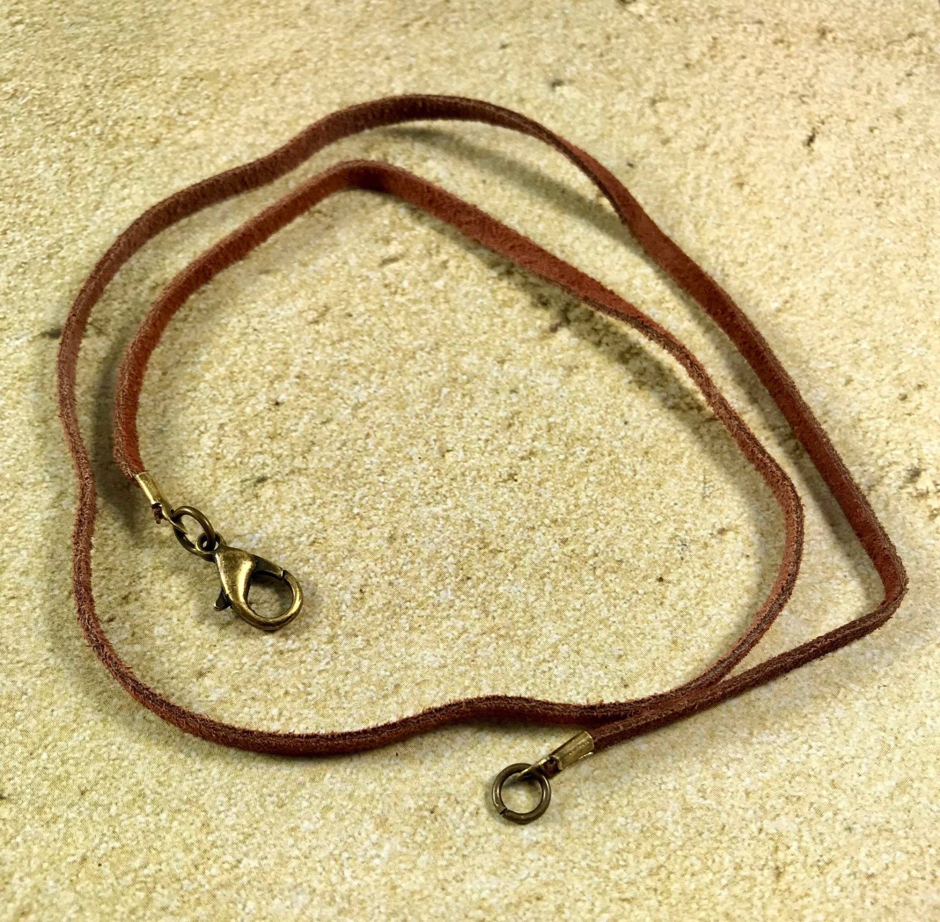 Schokoladenbraune Wildleder Lederkette Mit Bronze Verschluss 50cm Lang Schokoladenbraune Wildleder Lederkette Mit Bronze Verschluss 50cm Lang von RyanJesseeglass