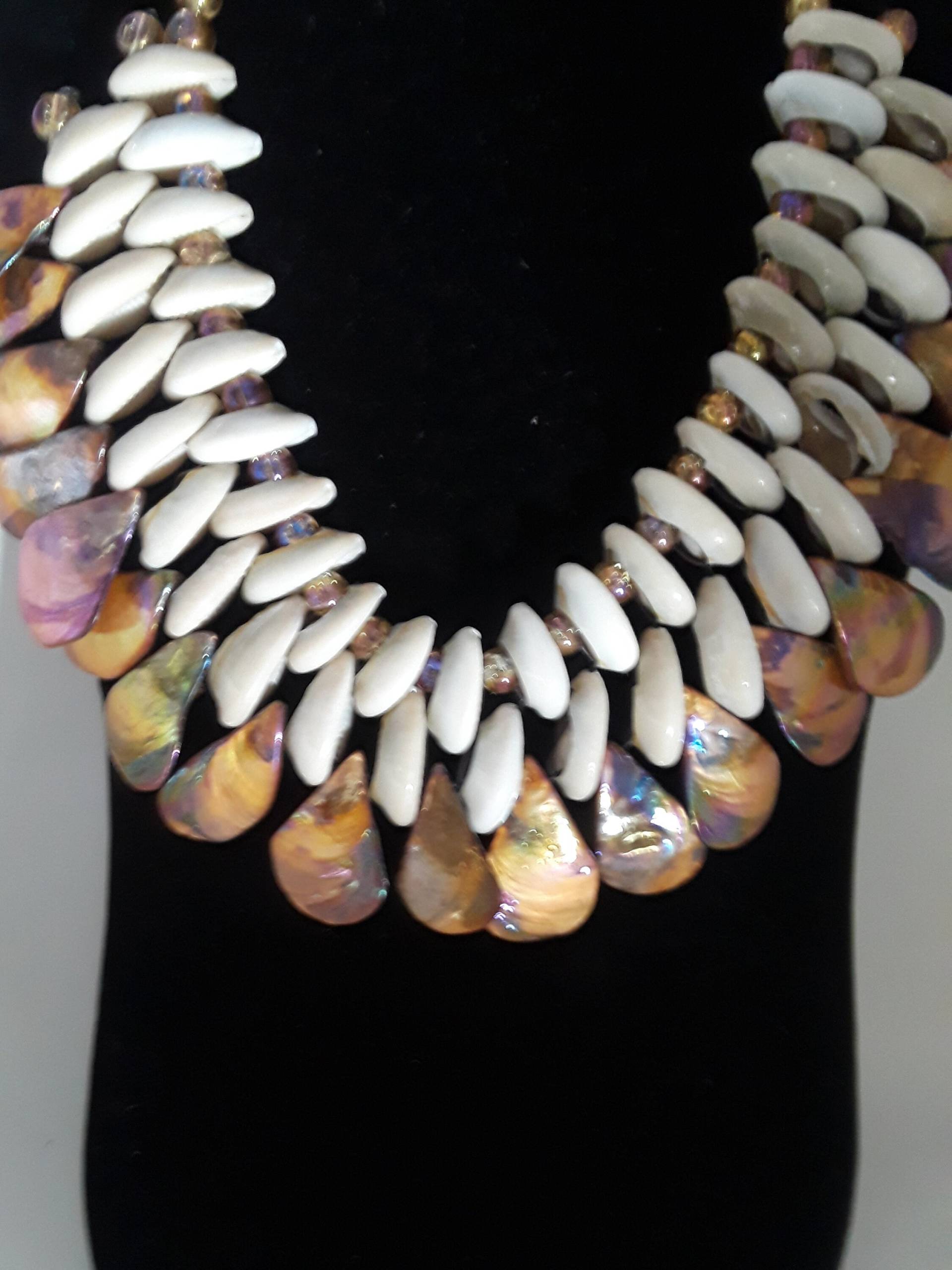 17 Zoll Cowrie Shell Halskette Mit Birne Geformt Epernmutter Perlen 17 Zoll Cowrie Shell Halskette Mit Birne Geformt Epernmutter Perlen von RylleeNicoleDesigns