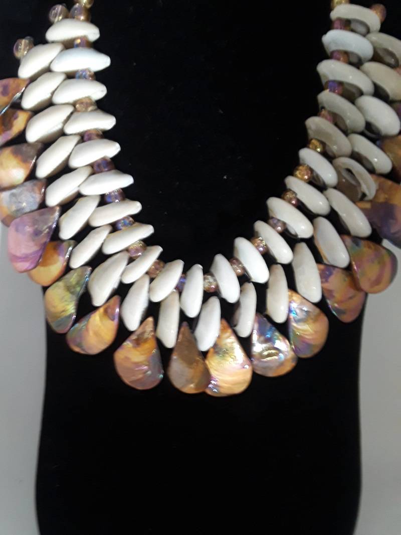 17 Zoll Cowrie Shell Halskette Mit Birne Geformt Epernmutter Perlen 17 Zoll Cowrie Shell Halskette Mit Birne Geformt Epernmutter Perlen von RylleeNicoleDesigns