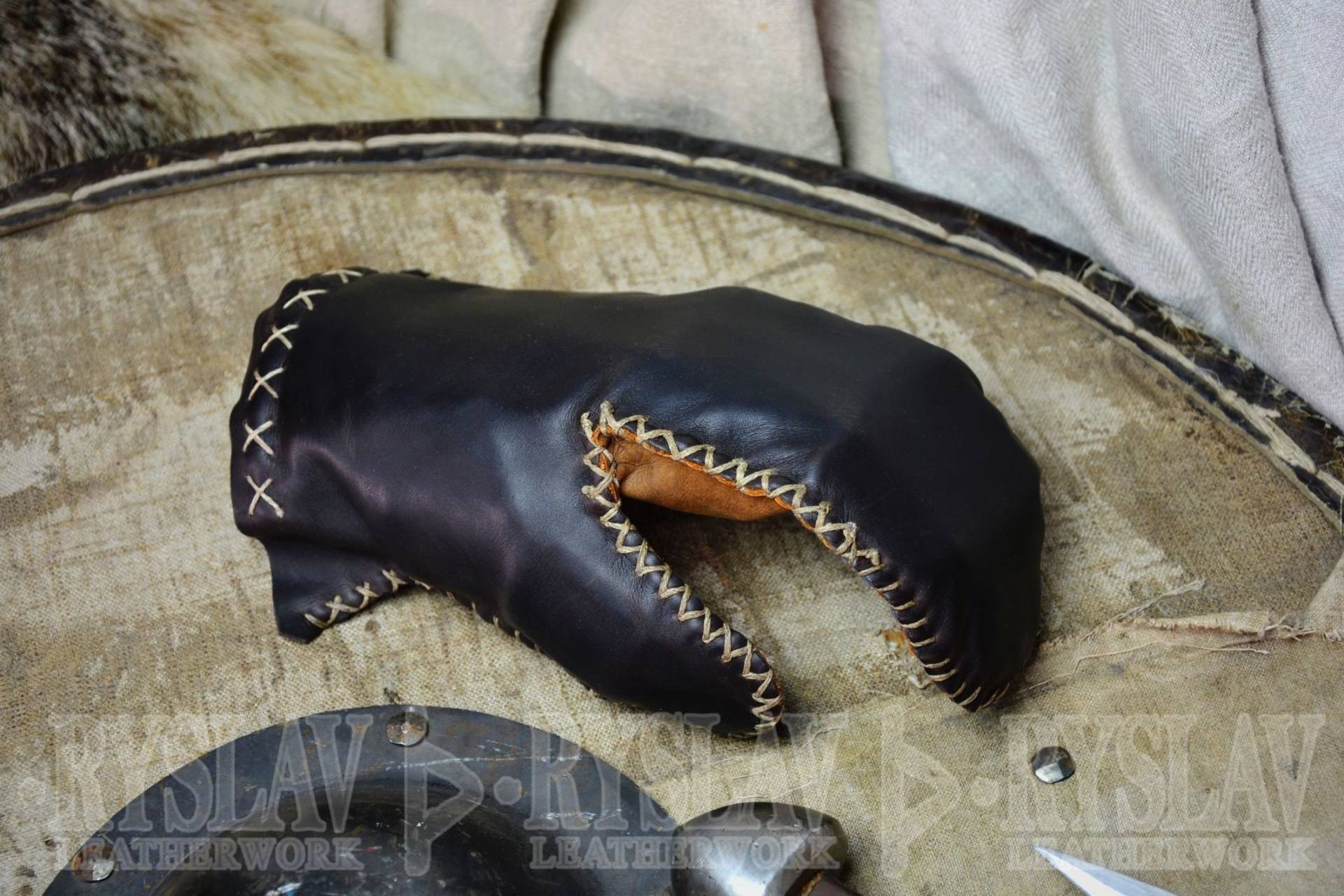 Wikinger-Handschuh Aus Leder Für Vollkontakt-Kampf, Stahlplatten & Echtes Leder, Bezogener Handschuh Wikinger-Handschuh Aus Leder Für Vollkontakt-Kampf, Stahlplatten & Echtes Leder, Bezogener Handschuh von RyslavLeatherwork