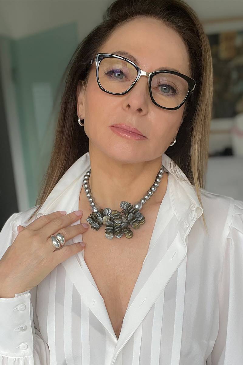 Graue Bib Halskette, Swarovski Perle, Modernes Cluster Design von RzJewelryDesign