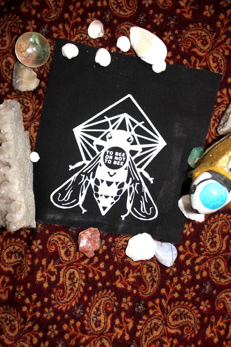 Siebdruck Aufnäher - To Bee Or Not To Bee-Aus Stabiler Baumwolle , Individuell Entworfen Und Handgefertigt von Sommervogelsiebdruck