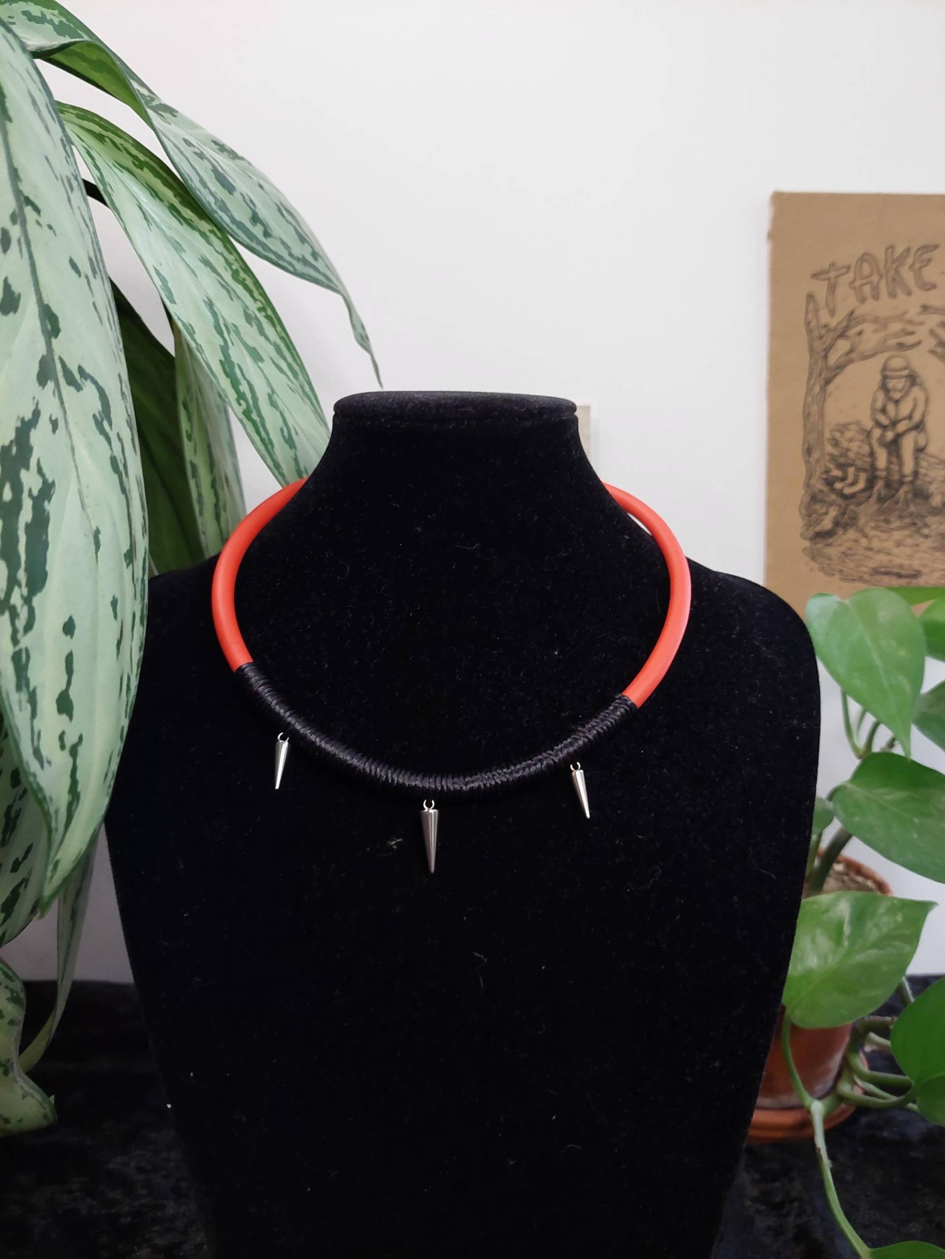 Punk Alternativ Goth Upcycling Halskette in Rot Mit Nieten Spikes [Sabotasche] von SABOTASCHE