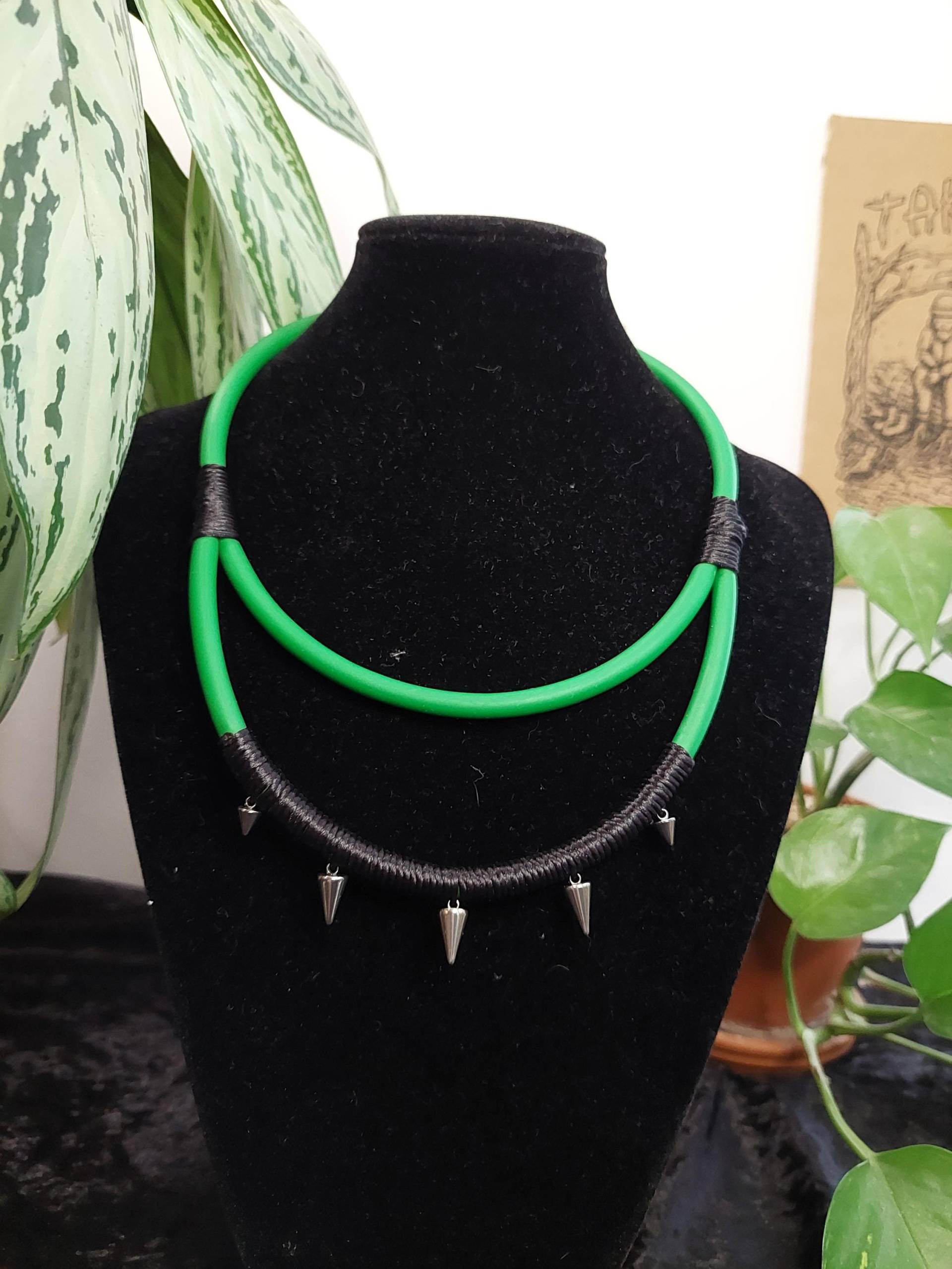 Upcycling Halskette in Grün Schwarz Aus Kabel Mit Spikes - Industrial Style Halskette, Statement Schmuck, Handgemachtes Unikat [Sabotasche] von SABOTASCHE