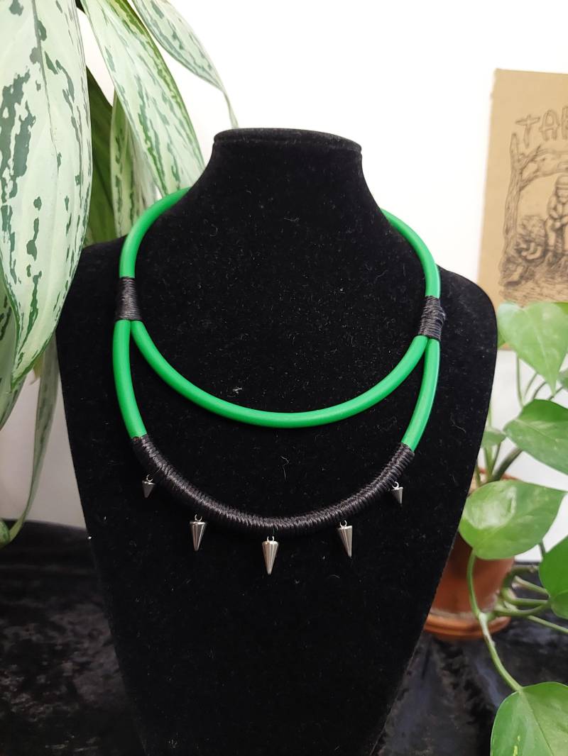 Upcycling Halskette in Grün Schwarz Aus Kabel Mit Spikes - Industrial Style Halskette, Statement Schmuck, Handgemachtes Unikat [Sabotasche] von SABOTASCHE
