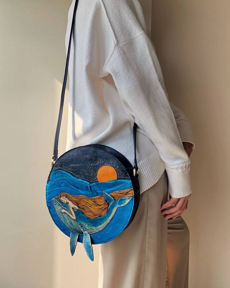 Meerjungfrau Und Wal Umhängetasche, Einzigartige Handgemachte Echte Leder Geldbörse, Ein Geschenk Für Wal-Liebhaber, Handbemalte Tasche von SACollage