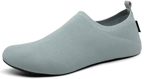 SAGUARO Hausschuhe Damen Herren Leicht Hüttenschuhe Atmungsaktiv Rutschfest Flache Pantoffeln Bequem Weich Flexibel Schlappen Home Cozy Geschlossene Slippers, Münzgrau 44/45EU von SAGUARO