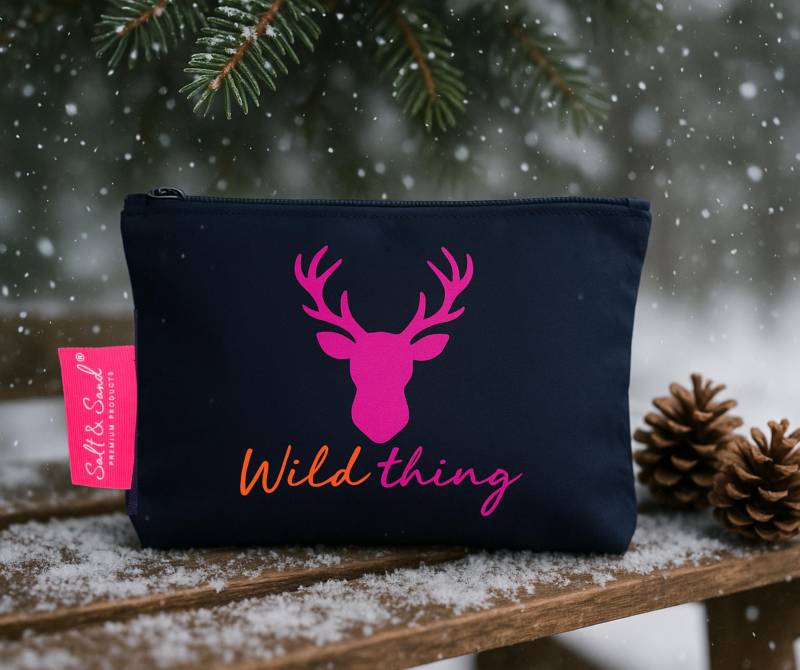 Kosmetiktasche „Wild Thing" Mit Hirschkopf - Make-Up-Tasche in Dunkelblau Pink-Orangem Print Von Salt & Sand L Limited Edition von SALTANDSANDfashion