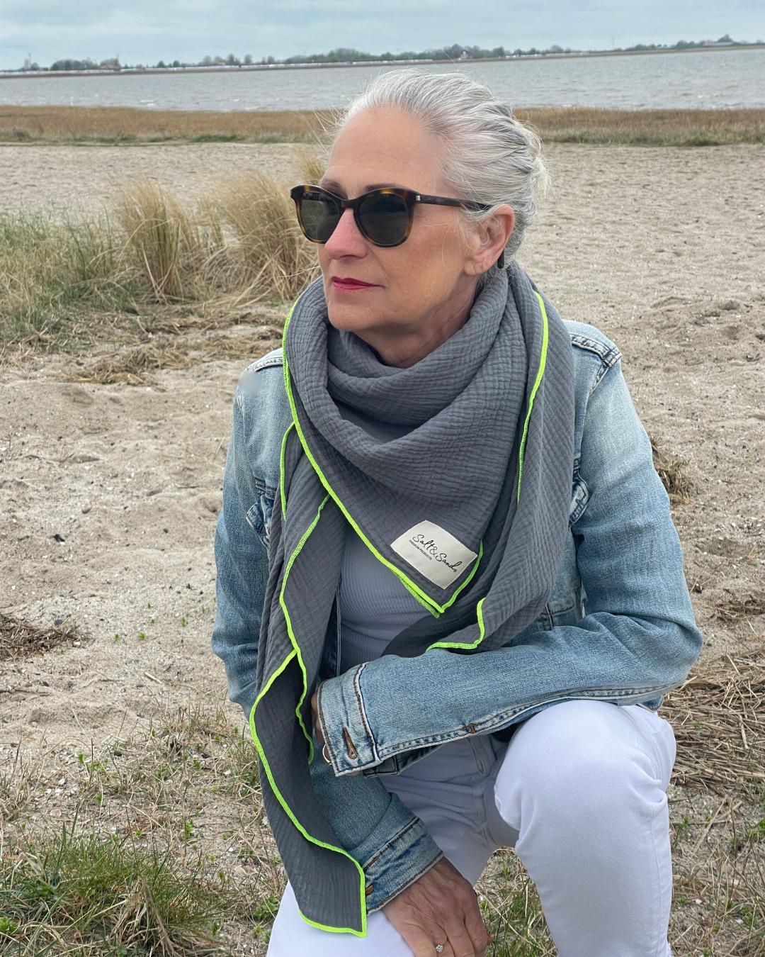 Musselintuch Damen Anthrazit Mit Neon Gelb Musselin Schal Halstuch Dreieckstuch Xxl Tücher Tuch Aus Baumwolle Musselintuch Damen Anthrazit Mit Neon Gelb Musselin Schal Halstuch Dreieckstuch Xxl Tücher Tuch Aus Baumwolle von SALTANDSANDfashion