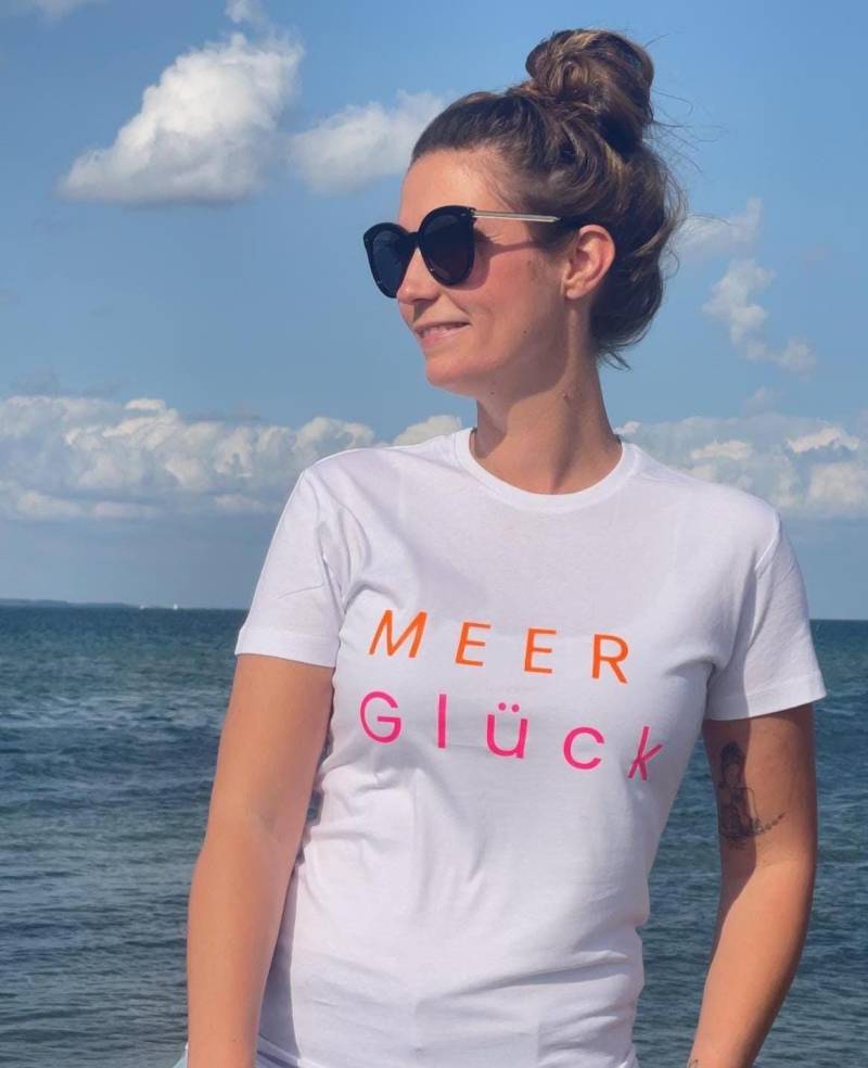 T-Shirt Damen Weiss Meerglück Maritim L Neon Shirt Spruch Geschenk Freundin Mit Print von SALTANDSANDfashion