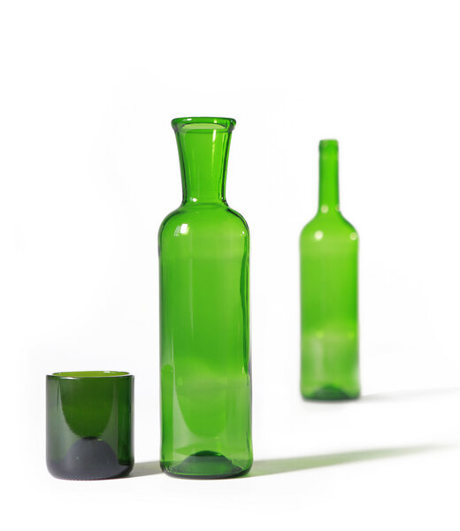 SAMESAME Grüne Upcycling Glaskaraffe aus Bordeauxflasche mit Becher (0,75l) von SAMESAME