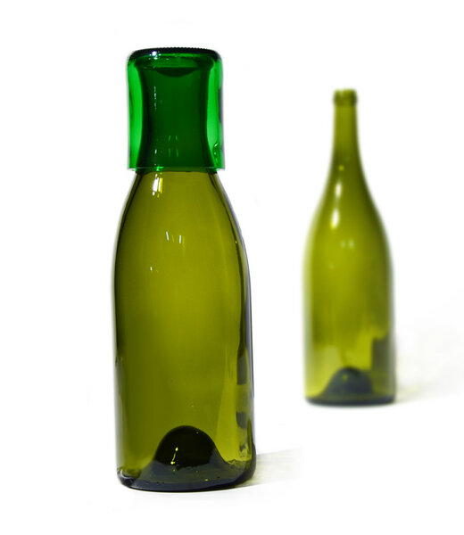 SAMESAME Upcycling Glaskaraffe aus Magnum-Burgunderflasche mit grünem Becher (1,5 l) von SAMESAME