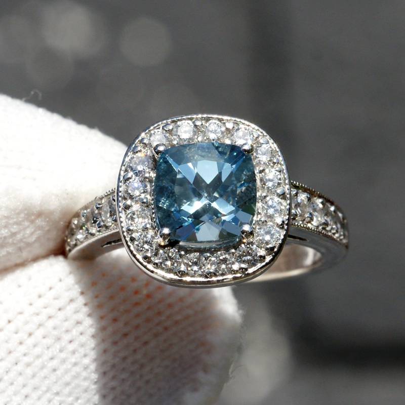 Kissen-Aquamarin-Ehering-Set, Verlobungsring Und Ehering, Diamant-Halo-Kathedrale-Fassung in Platin von SAMnSUE