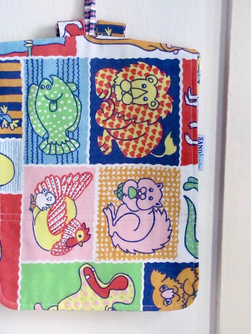 Kid Bunte Creatures Upcycled Junge/Mädchen Rucksack - Retro 1970 Tiere Reisen Schule Umweltfreundlich Stofftasche Unter 50 Eco Geschenk von SANDbagsStudio