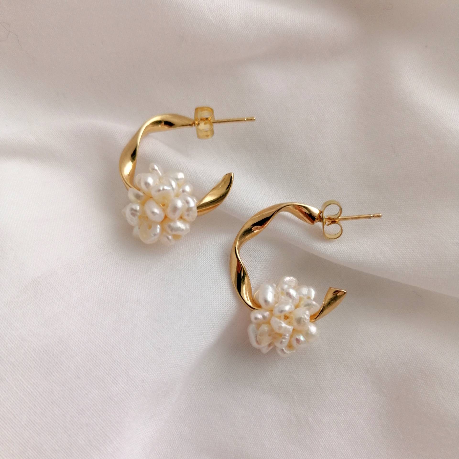 Goldene Creolen Mit Perle | Gold Perlen Gedrehte Ohrringe Hochzeit Geschenk Für Freundin Hochzeitsschmuck Schmuck Standesamt Goldene Creolen Mit Perle | Gold Perlen Gedrehte Ohrringe Hochzeit Geschenk Für Freundin Hochzeitsschmuck Schmuck Standesamt von SANOIA