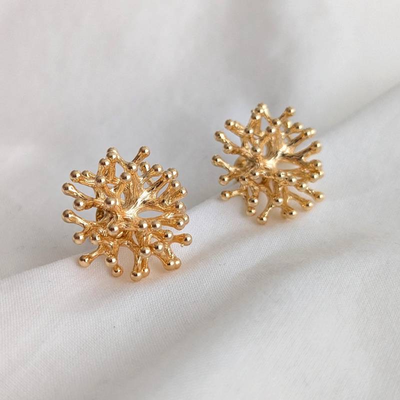 Korallen Ohrstecker Gold | Maritime Sommerliche Ohrringe Strandschmuck Sommer Geschenke Für Frauen Meeresschmuck von SANOIA