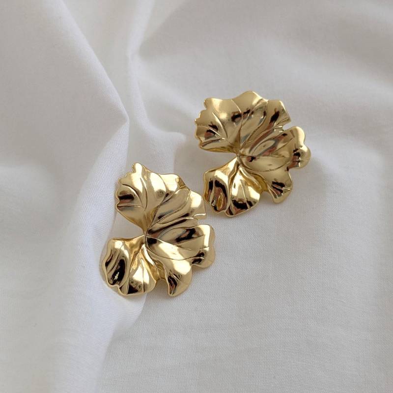 Ohrringe Blattform Gold | Große Goldene Ohrstecker Groß Extravagante Statement von SANOIA
