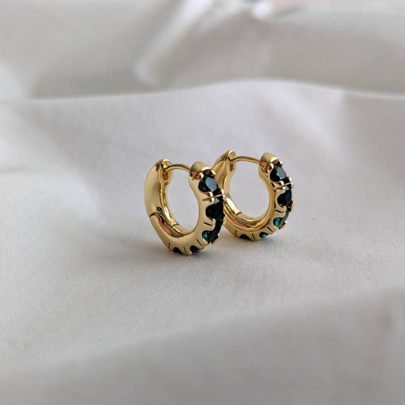 Creolen Emerald Grün | Ohrringe Mit Grünem Stein Zirkonia Cubic Gold Geschenk Für Freundin Frauen Schmuck von SANOIA