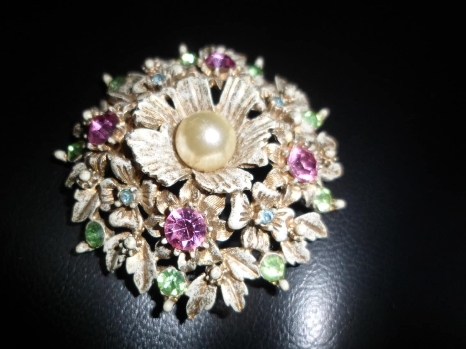 Floreniza Vintage Brosche 40Er Bis 50Er Jahre. Gold Antik Emaillierte Perle Mitte Mit Rosa Grünen Steinen Signiert von SANTAN