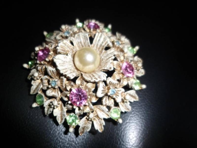 Floreniza Vintage Brosche 40Er Bis 50Er Jahre. Gold Antik Emaillierte Perle Mitte Mit Rosa Grünen Steinen Signiert von SANTAN