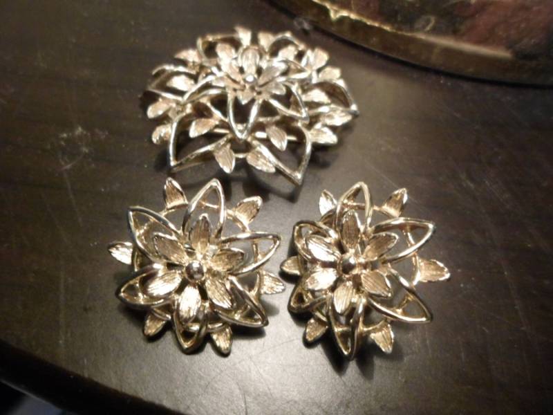 Sarah Coventry Signierte Goldfarbene Blume Brosche Und Clip Ohrringe Set Vintage von SANTAN