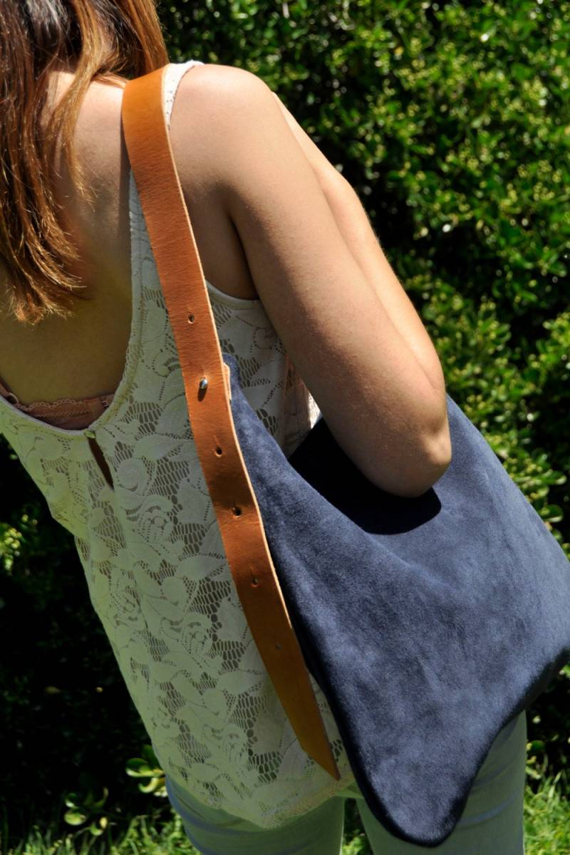 Angebot - Blau Leder Tasche Schultertasche Crossbody Handtasche Für Jeden Tag Freizeittasche Benutzerdefinierte Einkaufstasche Kurve Modell Angebot - Blau Leder Tasche Schultertasche Crossbody Handtasche Für Jeden Tag Freizeittasche Benutzerdefinierte Einkaufstasche Kurve Modell von SANTIbagsandcases