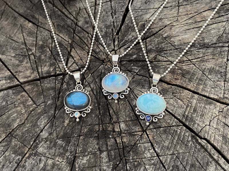 Anhänger Mit Großem Ovalem Stein Und Spiralen Aus Silber von SANUKA