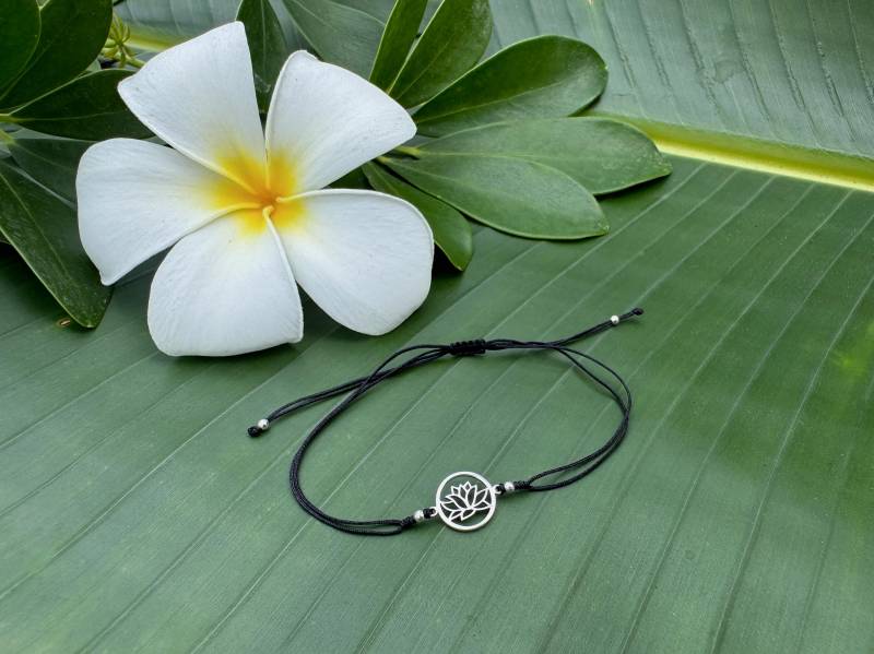 Armband Lotusblume Aus Silber in Schwarz Oder Türkis von SANUKA