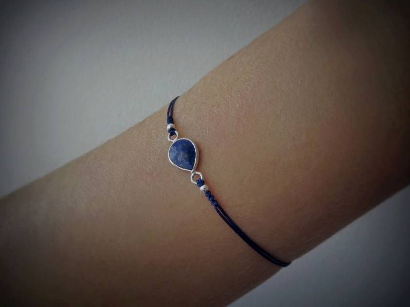 Blaues Armband Mit Lapislazuli Stein in Tropfenform Und Perlen Aus Silber von SANUKA