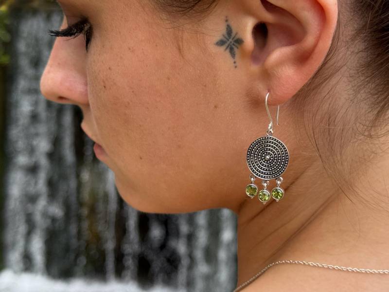 Filigran Verzierte, Hängende Ohrringe Mit 3 Kleinen Baumelnden Grünen Peridot Steinen von SANUKA