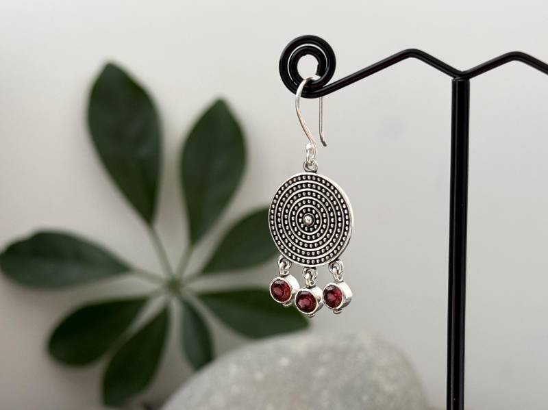 Filigran Verzierte, Hängende Ohrringe Mit 3 Kleinen Baumelnden Roten Grant Steinen von SANUKA