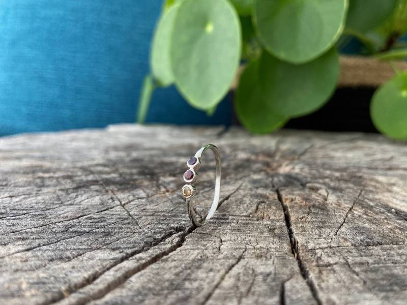 Filigraner Ring Mit Drei Kleinen Facettierten Steinen Aus Silber von SANUKA