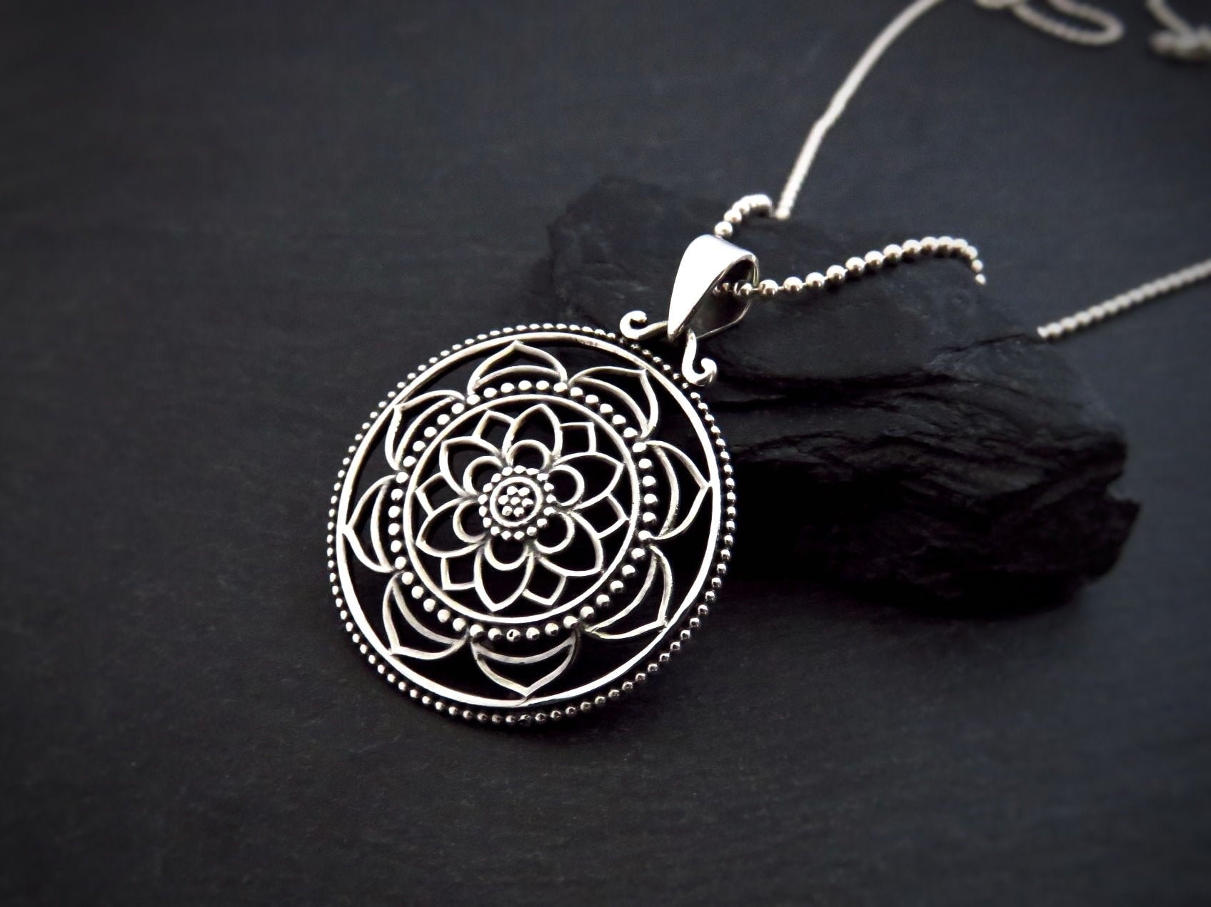 Floraler Mandala Anhänger Aus Silber von SANUKA