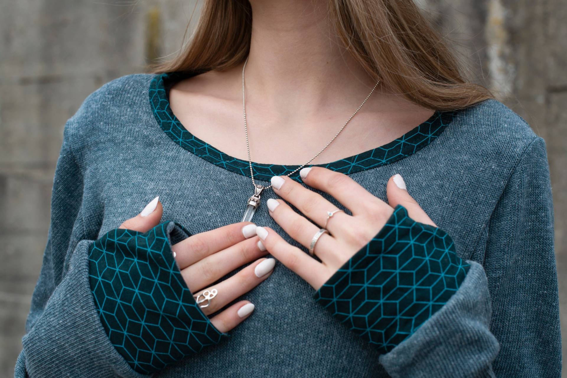 Gemütlicher Strickpullover in Blau Mit Gemusterten Ärmelbündchen Und Daumenlöchern, Rundhalsausschnitt von SANUKA