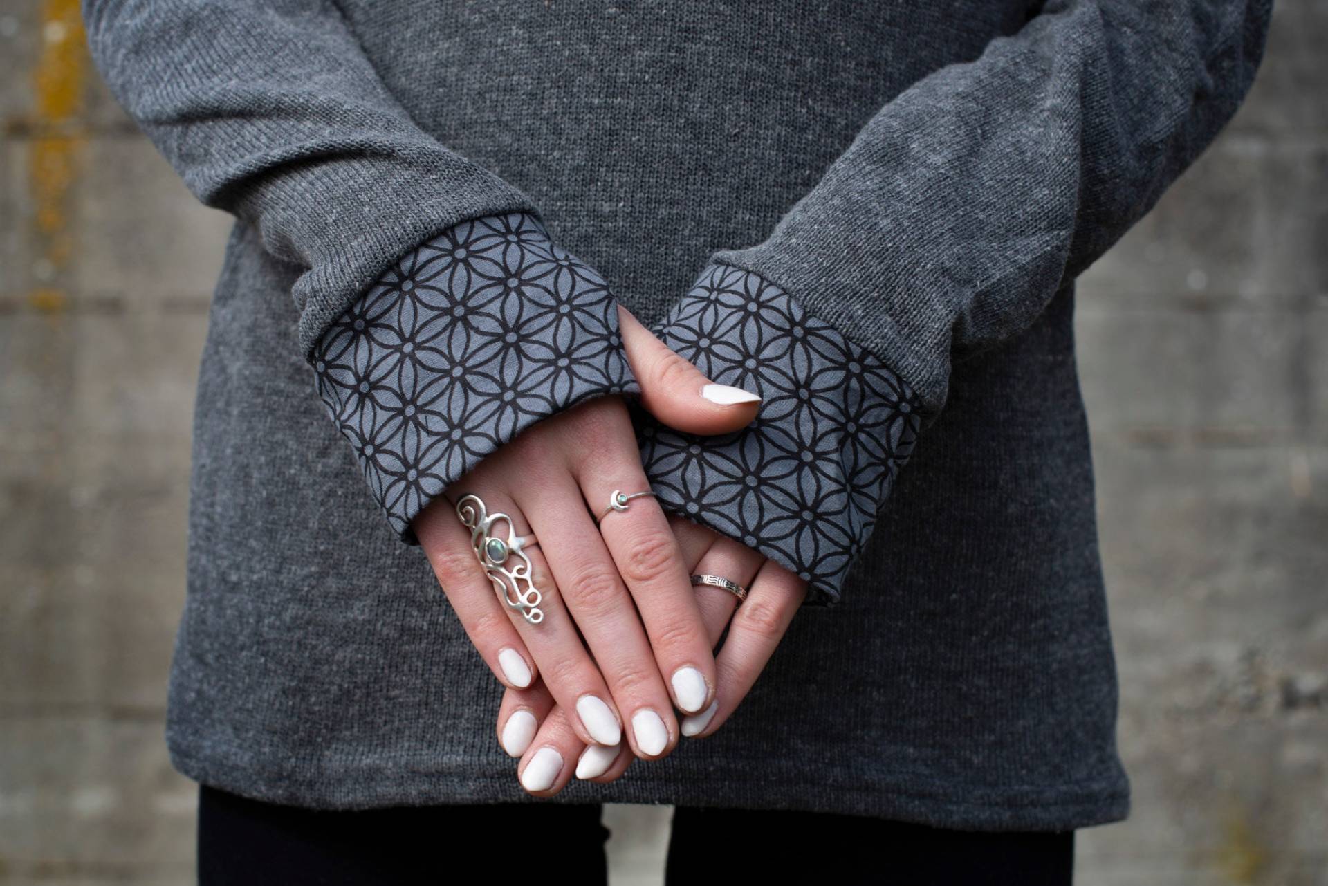 Gemütlicher Strickpullover in Grau Mit Gemusterten Ärmelbündchen Und Daumenlöchern, Rundhalsausschnitt Gemütlicher Strickpullover in Grau Mit Gemusterten Ärmelbündchen Und Daumenlöchern, Rundhalsausschnitt von SANUKA
