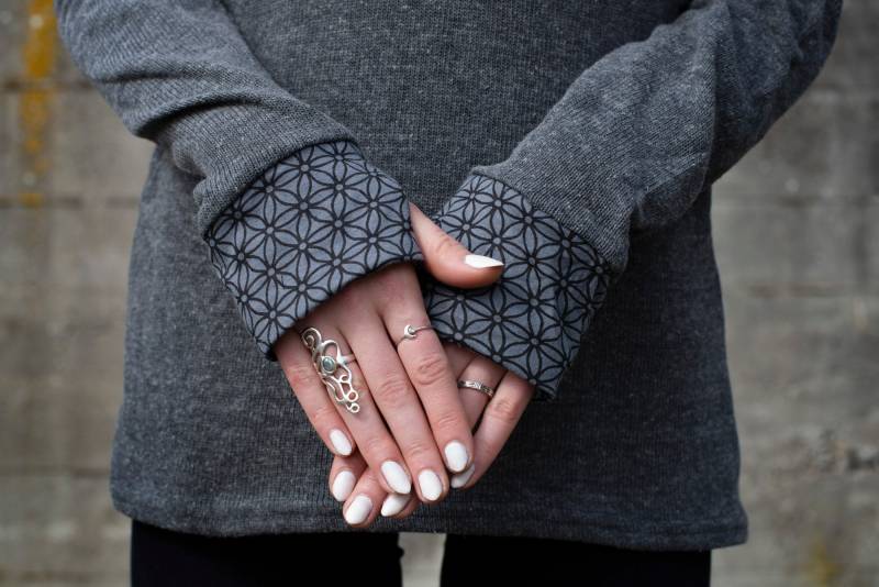Gemütlicher Strickpullover in Grau Mit Gemusterten Ärmelbündchen Und Daumenlöchern, Rundhalsausschnitt von SANUKA