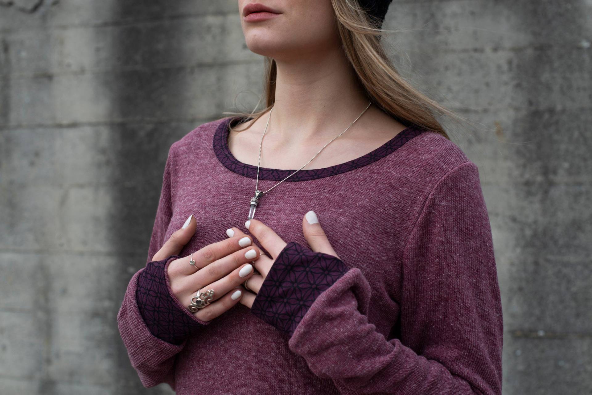 Gemütlicher Strickpullover in Rosé Rot Mit Gemusterten Ärmelbündchen Und Daumenlöchern, Rundhalsausschnitt von SANUKA