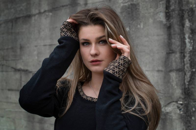 Gemütlicher Strickpullover in Schwarz Mit Gemusterten Ärmelbündchen Und Daumenlöchern, Rundhalsausschnitt von SANUKA