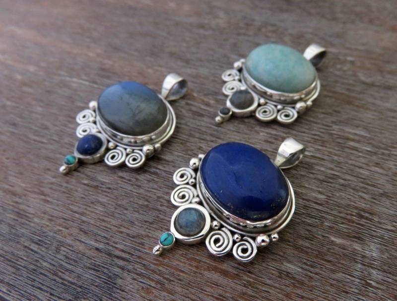 Großer Anhänger Mit Steinen Und Spiralen Aus Silber von SANUKA