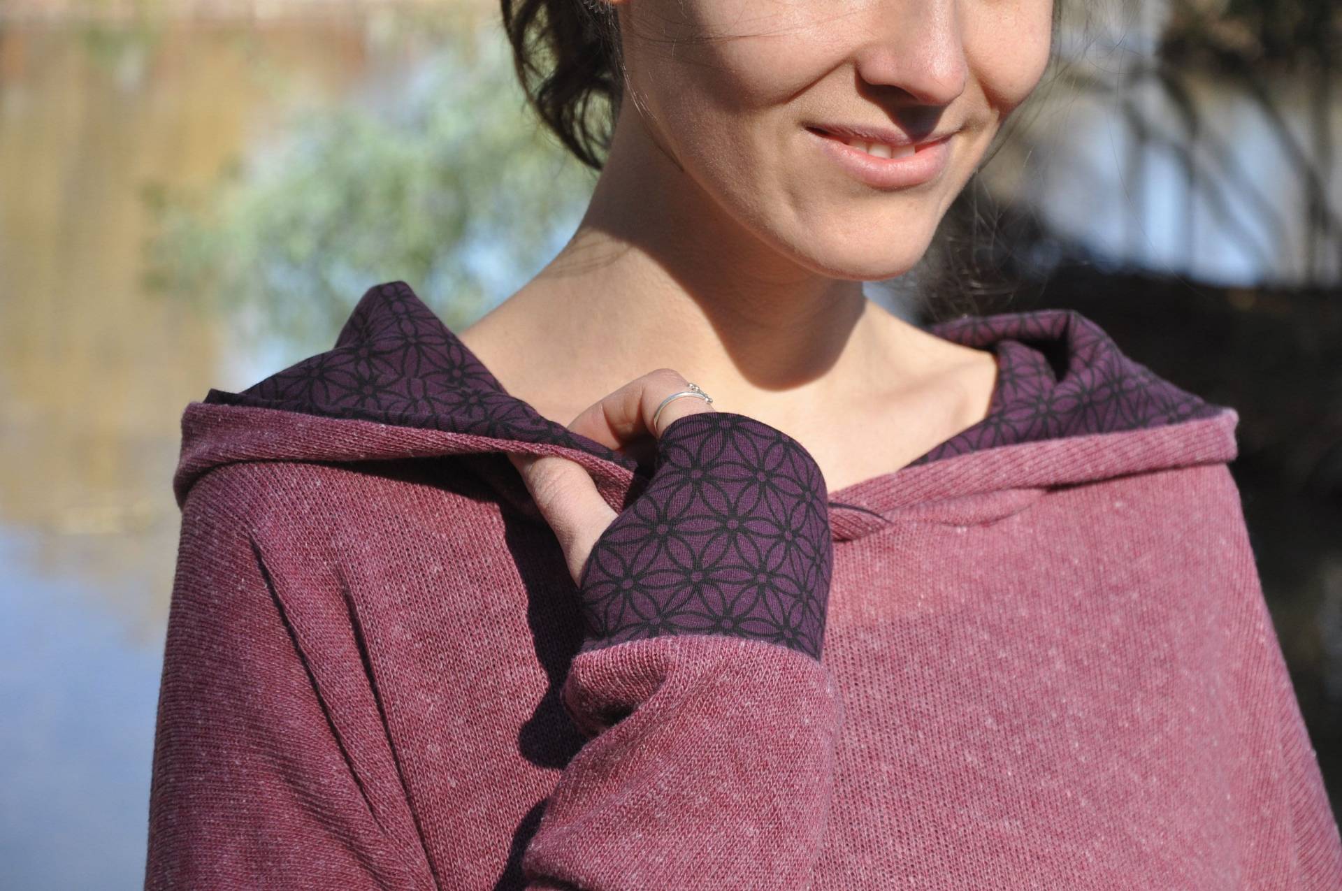 Halblanger Strickpulli Mit Kapuze in Rosé Rot von SANUKA