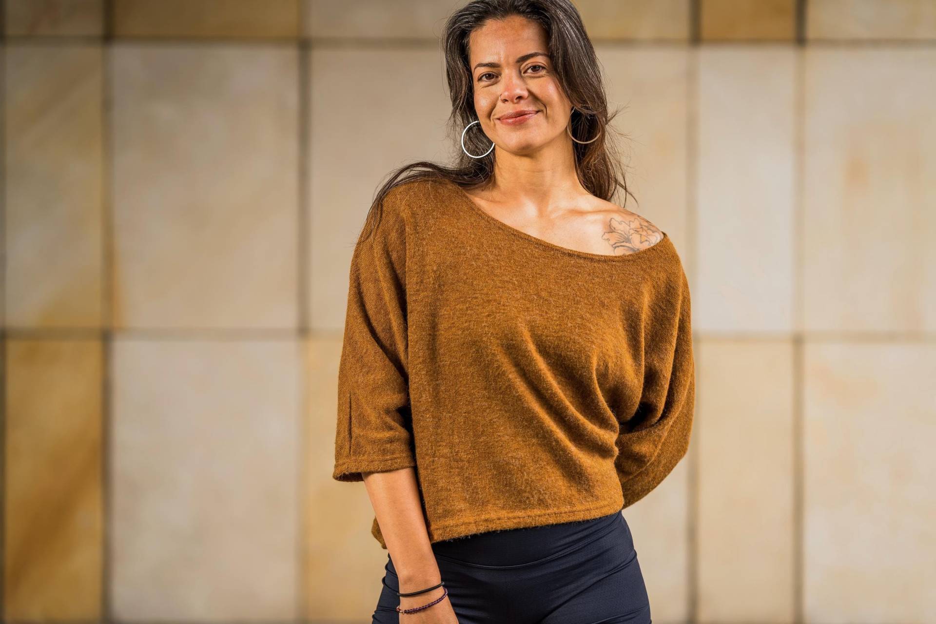 Halblanges Lockeres Strickshirt in Warmem Camel Braun von SANUKA